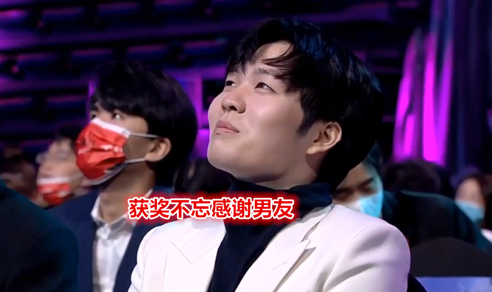 星空体育官网-Rookie重返赛场，夺冠首场状态出色，雄鹿观众沸腾！观众掌声雷动-星空体育官网