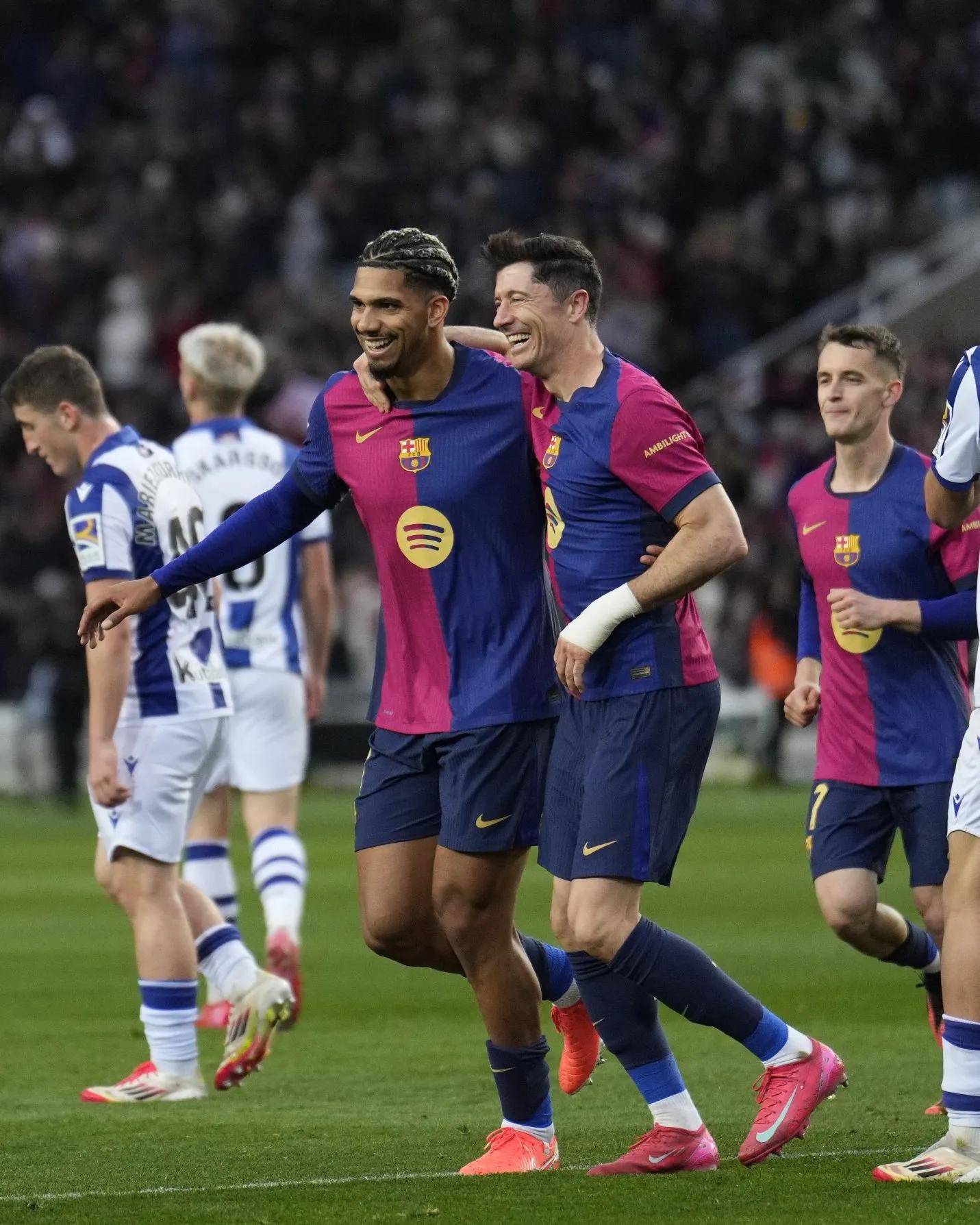 星空体育-今晚体能课后，曼联内部沟通备战荷甲，媒体盛赞，阵容厚度经受考验-星空体育