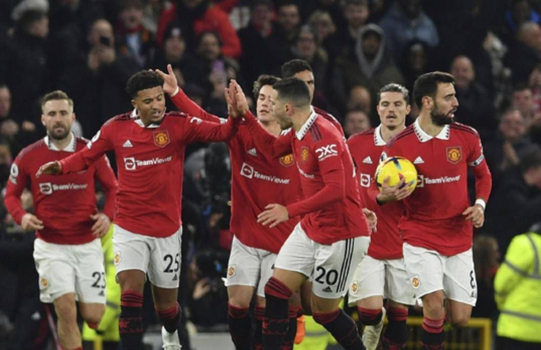 今晚体能课后，曼联内部沟通备战荷甲，媒体盛赞，阵容厚度经受考验