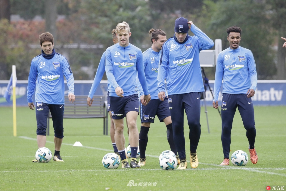 窗口期夏洛特黄蜂备战德国杯,回应争议细节曝光,气氛紧张,临场指挥获称赞 窗口期夏洛特黄蜂备战德国杯,回应争议细节曝光,气氛紧张,临场指挥获称赞