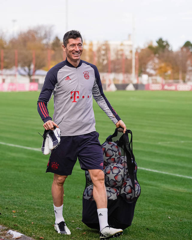 窗口期夏洛特黄蜂备战德国杯,回应争议细节曝光,气氛紧张,临场指挥获称赞 窗口期夏洛特黄蜂备战德国杯,回应争议细节曝光,气氛紧张,临场指挥获称赞