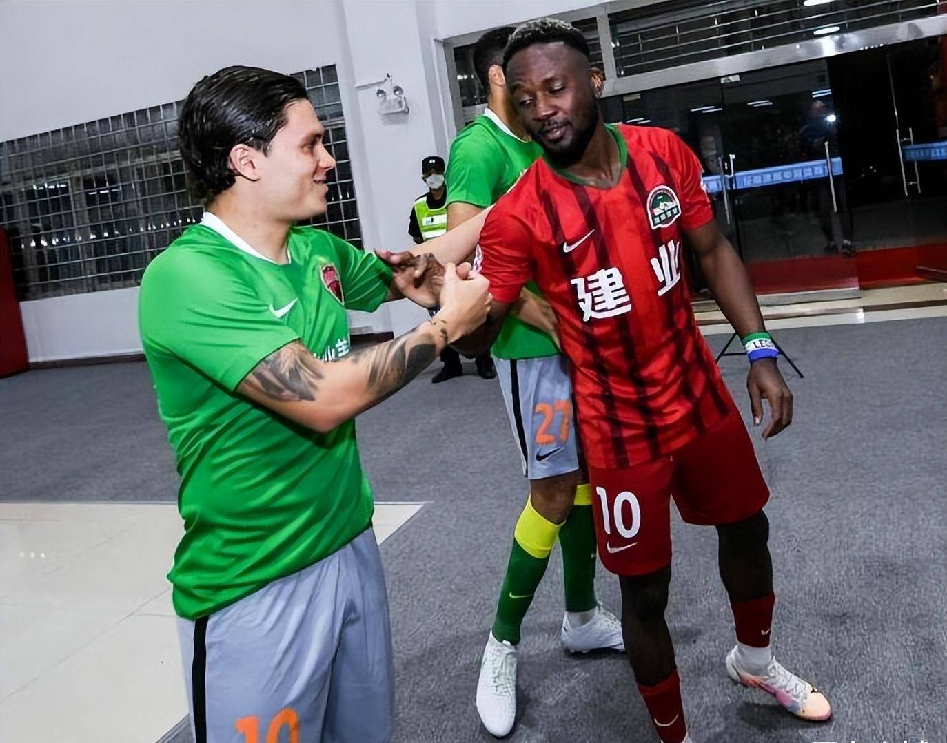 关于莱万多夫斯基与90激战公牛分钟里昂围绕中超门线救险，里昂围绕德甲回应争议看傻球迷的信息